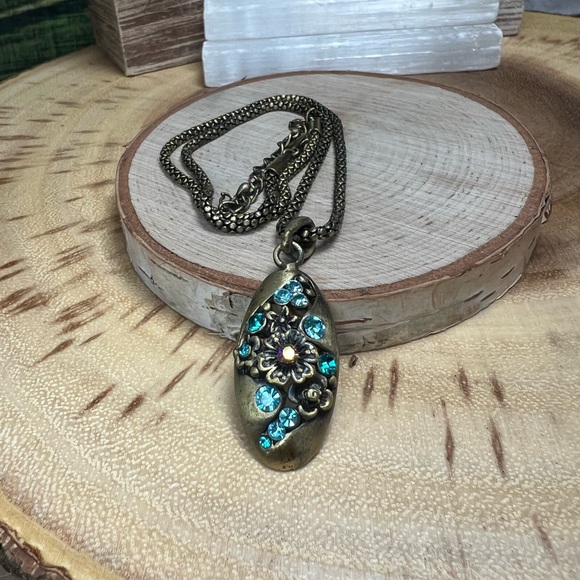 VTG| Floral AB Crystals Necklace 💙✨ - Picture 7 of 8